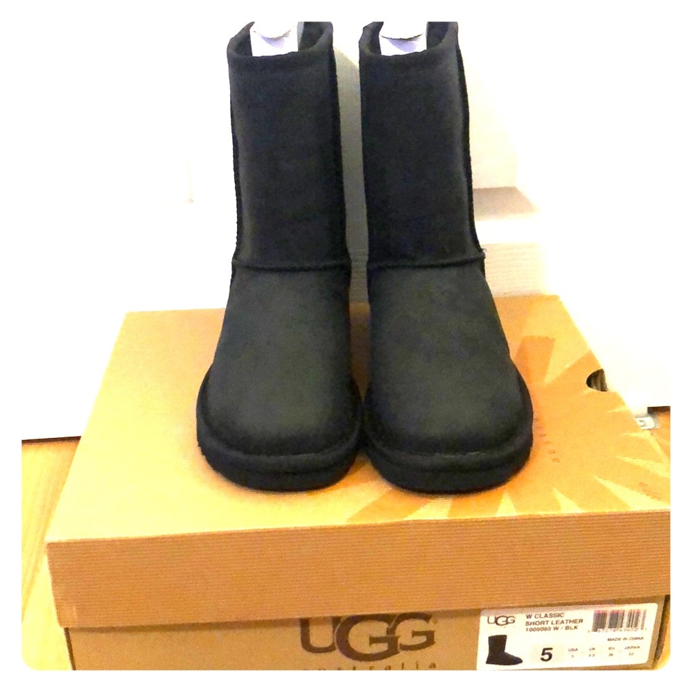 Brand NEW UGG CLASSIC SHORT LEATHER BOOTS